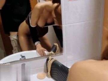 Cặp Đôi Trẻ Mây Mưa Nồng Nhiệt Trong Wc