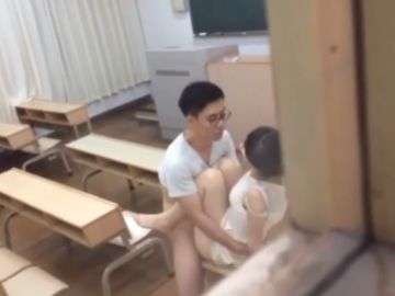 Thầy Giáo Đè Lớp Trưởng Lên Bàn Địt Trong Lớp